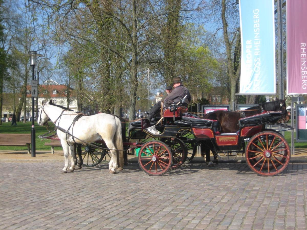 Loggiahaus Am Schloss, 5 Ferienwohnungen, Teils Mit Schloss- Und Seeblick Rheinsberg Exterior photo